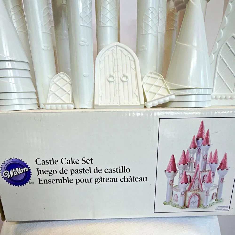 Wilton Castle Cake Set 32-Piece Plastic Cake Decorating Kit, White, Textured